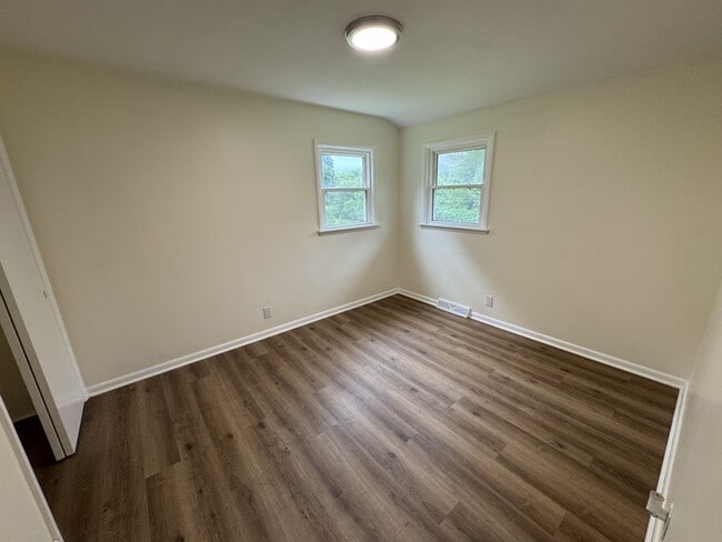 Building Photo - 2737 Broadmoor Dr