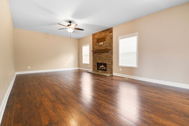 Building Photo - Dog Friendly Three Bedroom in Rossview!