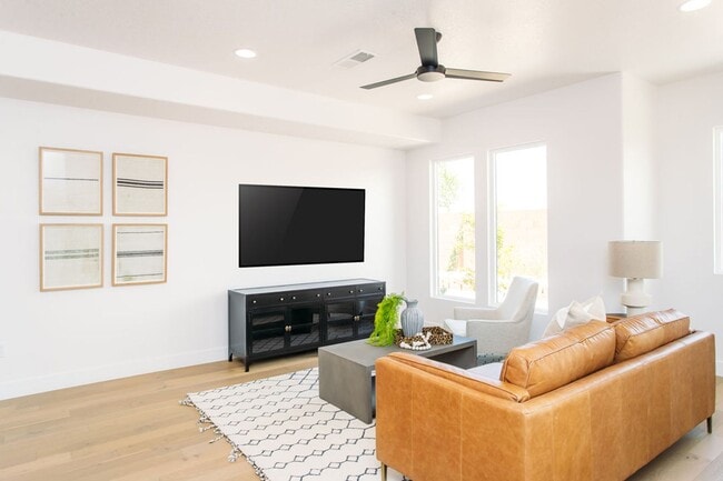 Building Photo - Newer End Unit Townhome in Woodland Estates