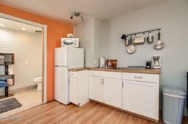 Foto del edificio - 830 E Maryland Ave