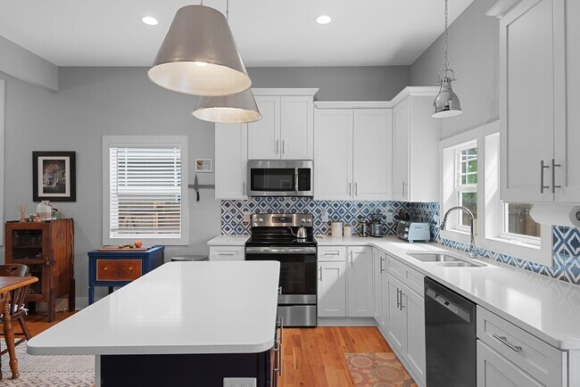 Foto del edificio - Gorgeous Home near Downtown Durham!