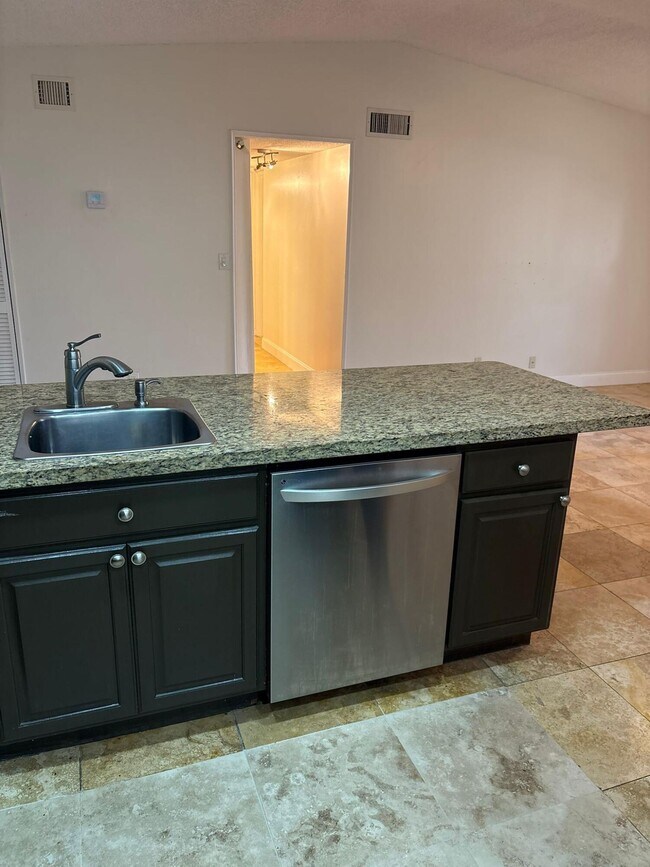 Foto del edificio - 2741 S Oakland Forest Dr