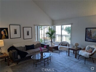 Building Photo - 520 Via De La Valle
