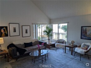 Building Photo - 520 Via De La Valle