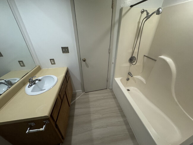 Foto del edificio - 1 bedroom apartment with in-unit laundry, ...