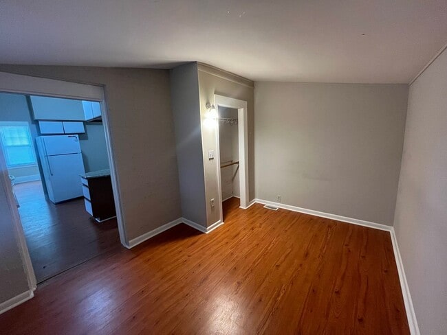 Building Photo - Pretty Condo In Highly Desirable Neighborhood
