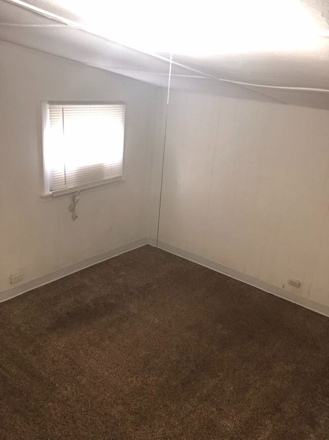 Building Photo - 1700 Hicks Dr