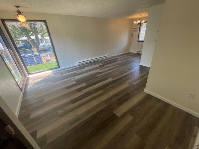 Building Photo - Ground Floor 2 Bed, 1 Bath near Upriver & ...
