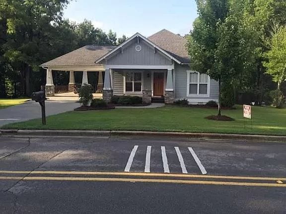 Primary Photo - 701 Oak Dr NE