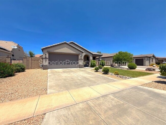 Building Photo - Darling 4 bed, 2 bath home w/2 car garage