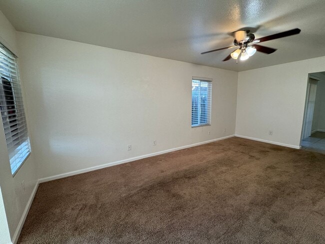 Building Photo - 3 Bed, 2 Bath Duplex in Quail Lakes Aea