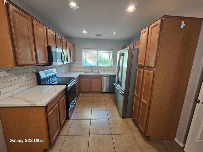 Foto del edificio - Well maintained 3 bedroom 2 bath charming home Free rent OAC