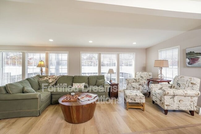 Foto del edificio - 395 Lake Dr