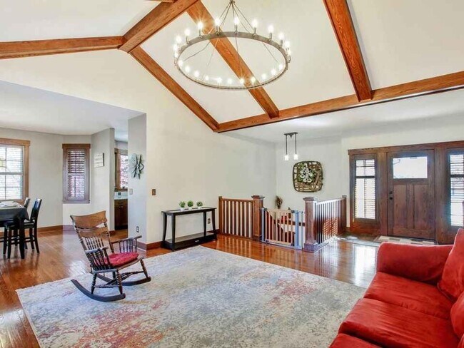 Building Photo - Stunning 5 Bed 3 Bath Home on Quiet Street!