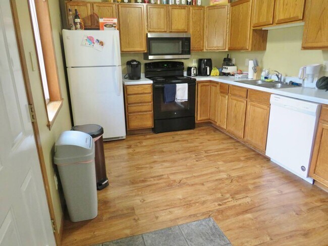 Building Photo - 1521 6th St E