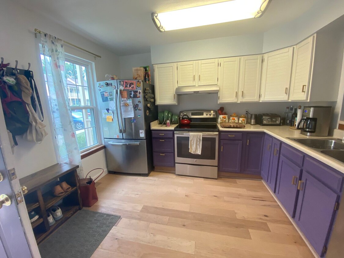 Primary Photo - Cozy 2B/2B Remodeled Town Home Just Minute...