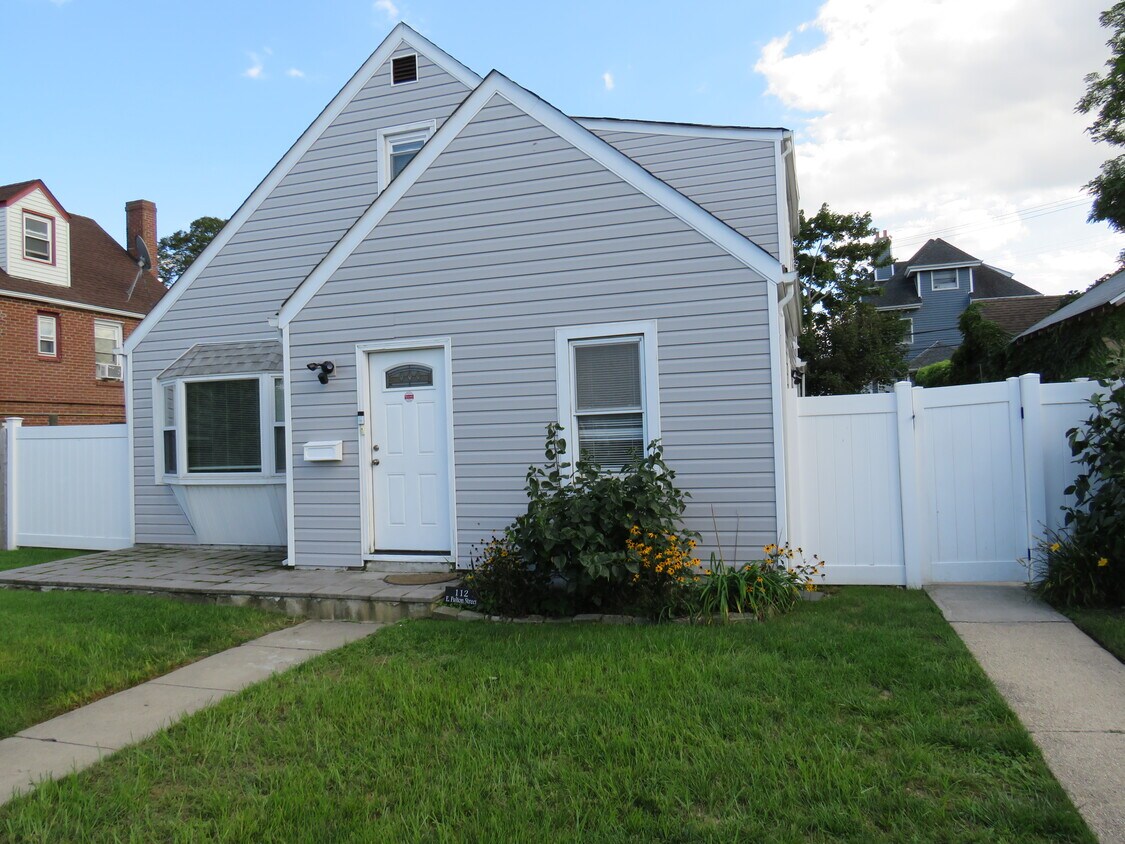 Primary Photo - 112 E Fulton St