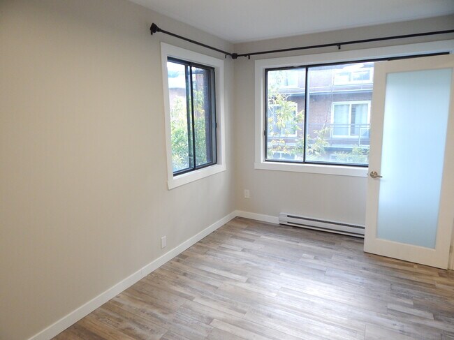 Building Photo - 2070 Av Papineau