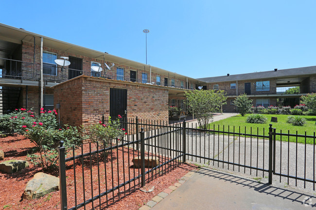 Entrace of Picnic Area - Columns On 59 Apartments