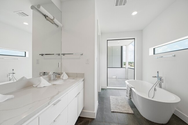 Building Photo - 2239 N MacGregor Way