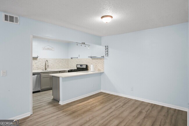 Foto del edificio - 304 Peachtree Forest Dr