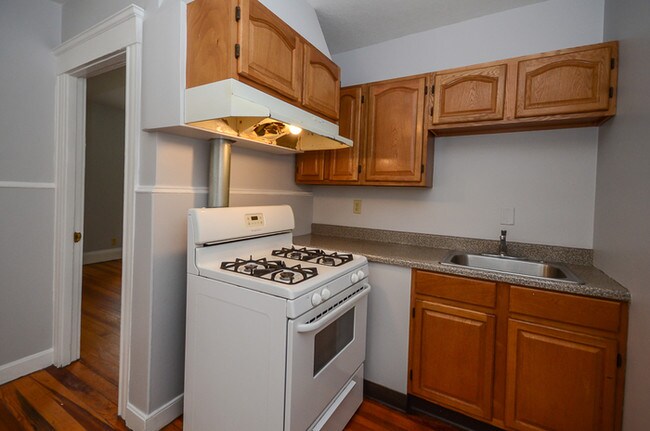 Building Photo - Super Clean 3RD Fl 2BR (ZRG)
