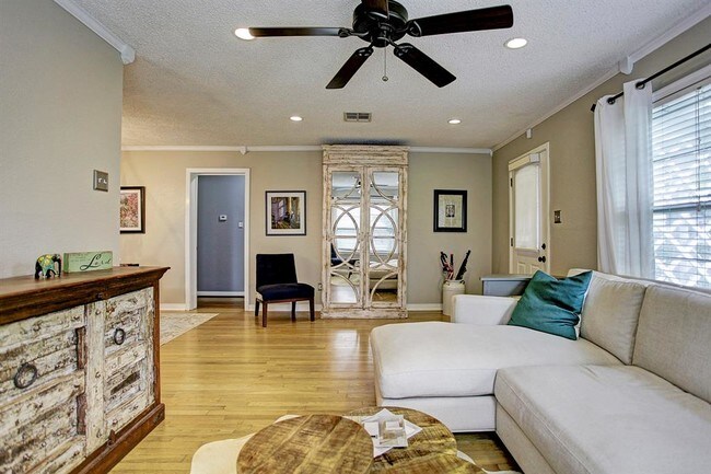 Building Photo - 1402 Gardenia Dr