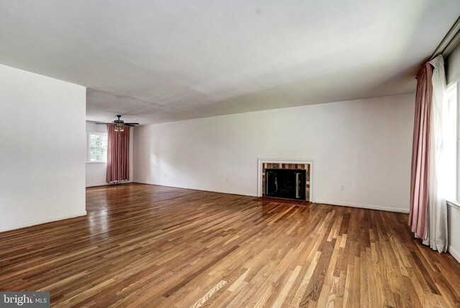 Foto del edificio - 4201 Dowell Pl