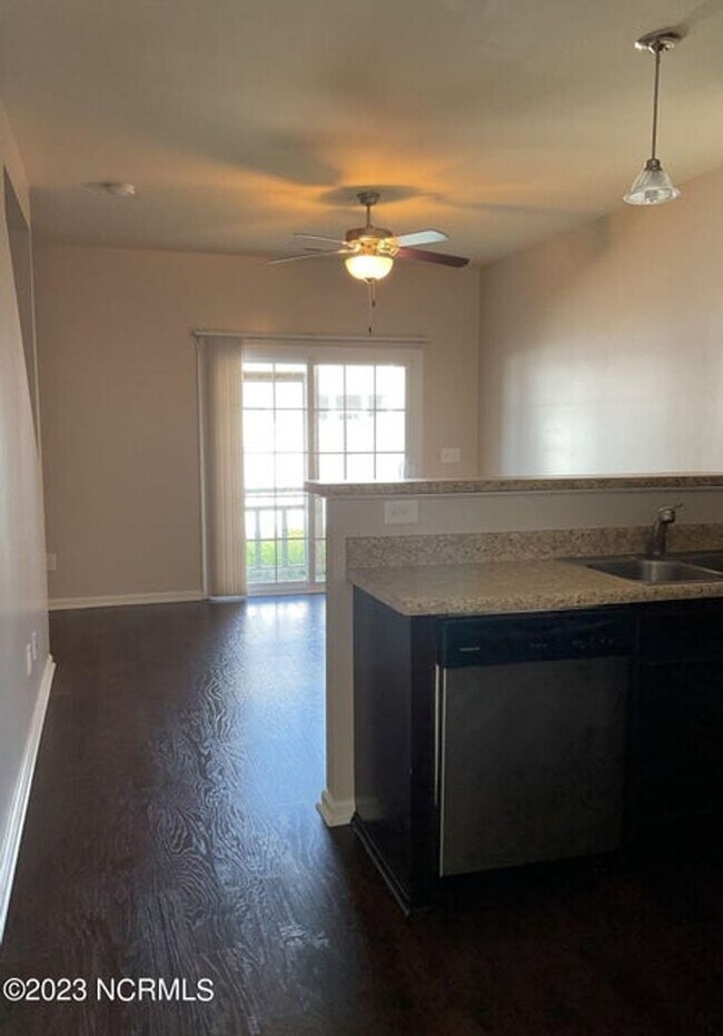 Foto del edificio - Spacious 2 bedroom, 2.5 bathroom in Caroli...