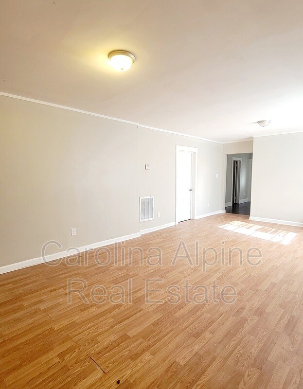 Foto del edificio - 5906 Lewis Rd