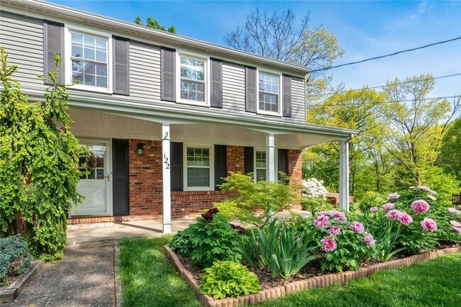 Foto del edificio - 122 Rivercrest Dr
