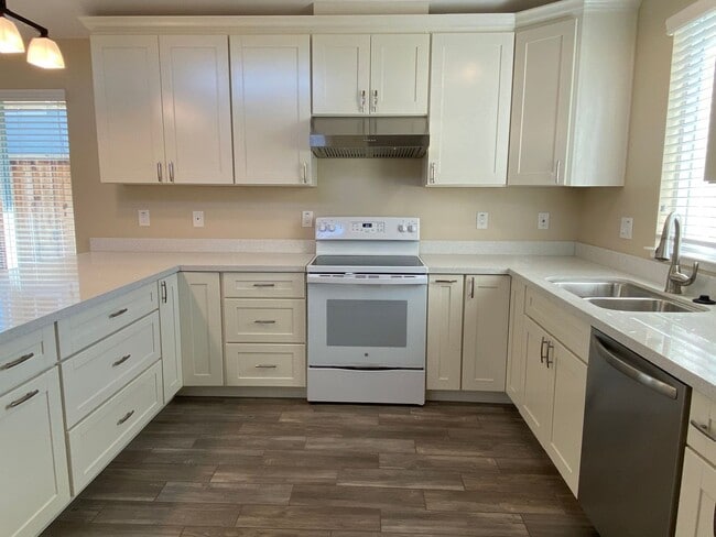 Building Photo - Beautifully Remodeled 4 Bedroom, 2 Bathroo...