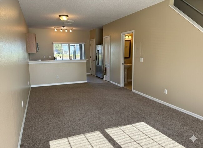 Building Photo - Charming & Move-In Ready Townhome in Gated Placid Lake! $500 off First Month Rent!