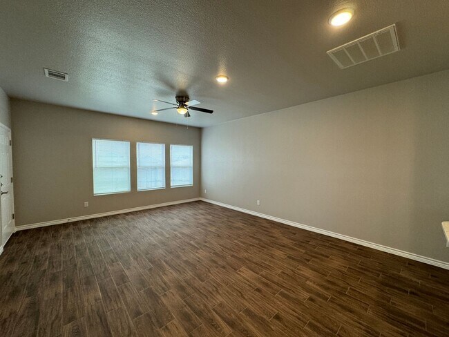 Foto del edificio - 5403 Rose Gdn Lp