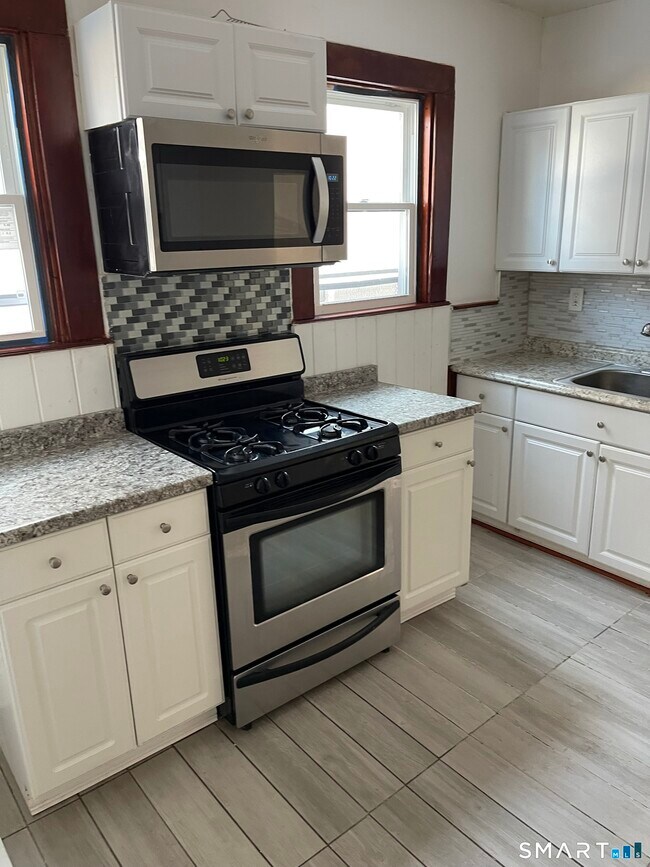 Foto del edificio - 191 Parrott Ave