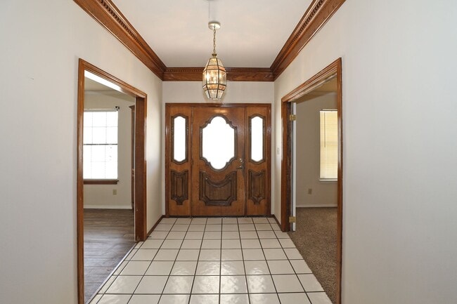 Building Photo - Spacious Canyon Home