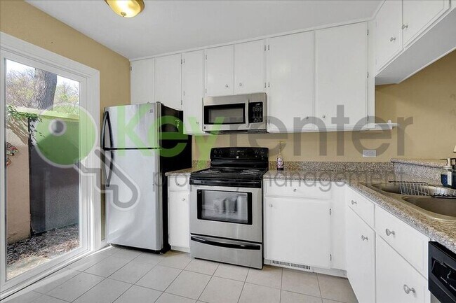 Foto del edificio - 2254 Woodside Ln