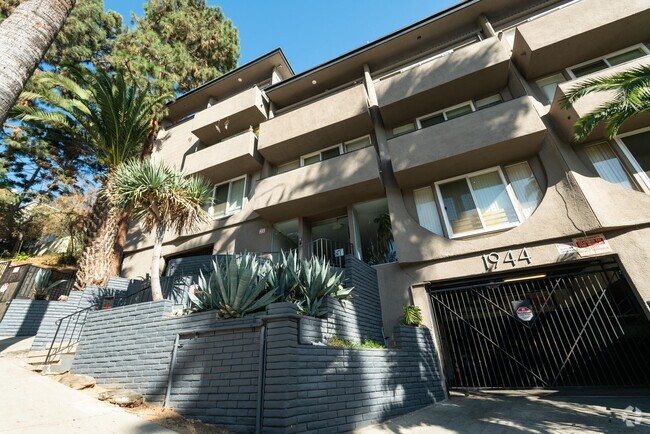 Building Photo - 1944 Whitley Ave.