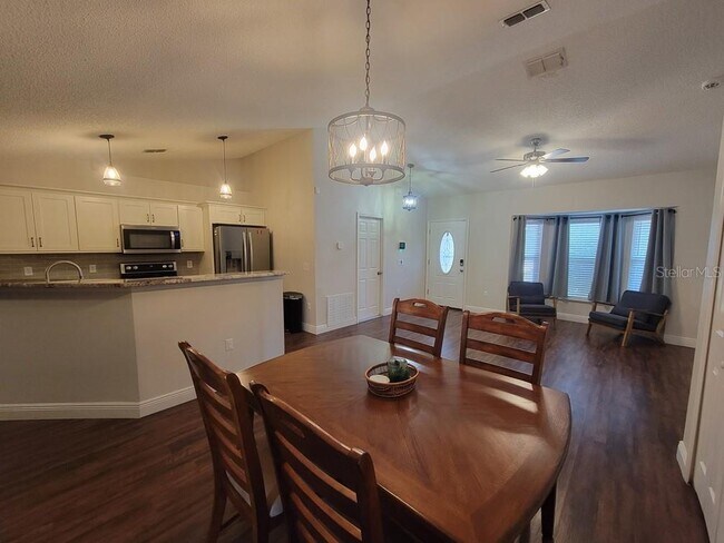 Foto del edificio - 6371 Shadydale Ave