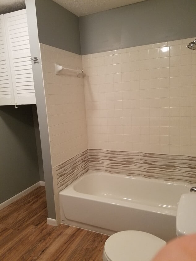 Shared Bathroom & Laundry (hook-up only) - 722 Shadycrest Dr