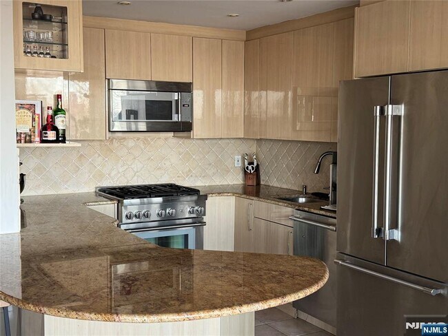 Building Photo - 4 Horizon Rd N