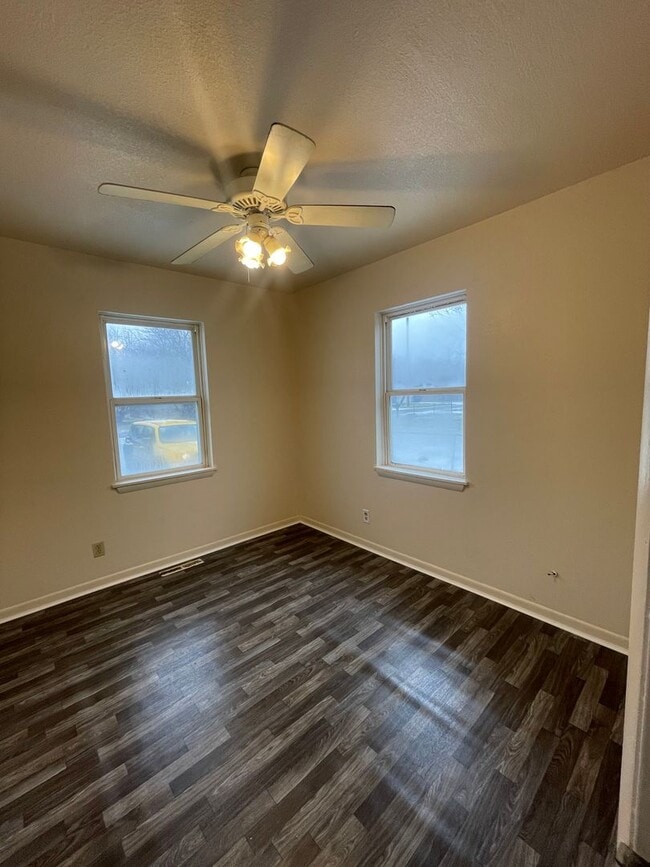 Building Photo - 2 bedroom 1 bath duplex available now