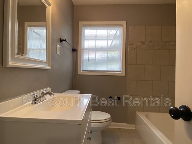 Building Photo - 4029 Graceland Dr