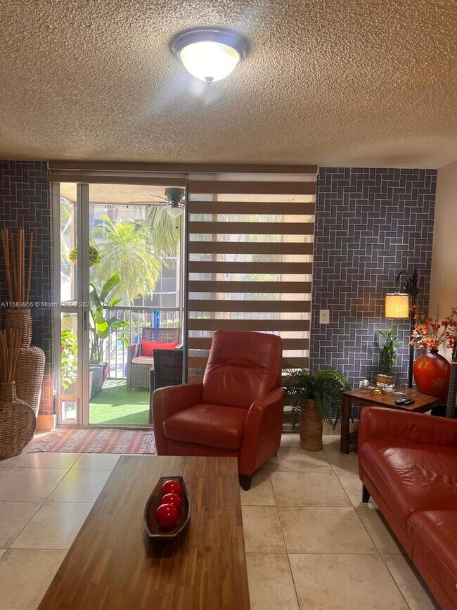 Foto del edificio - 8373 Lake Dr