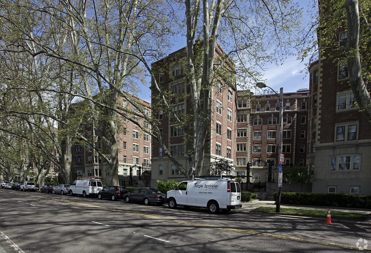 Foto del edificio - Barrington Court Condominiums