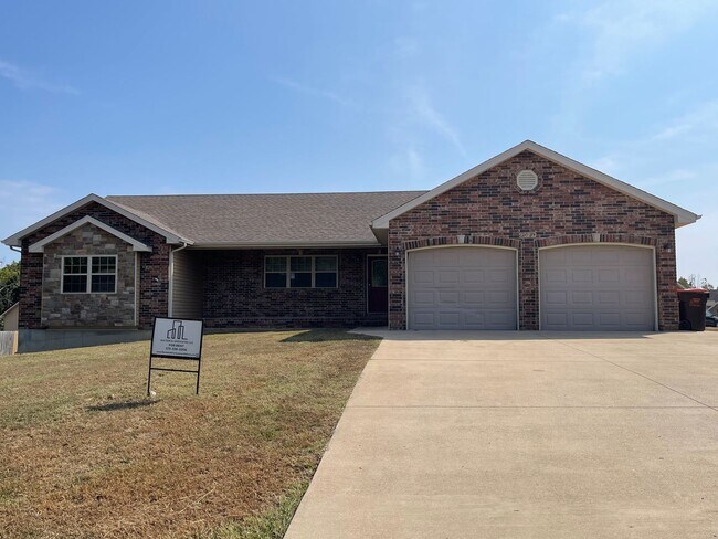 Foto del edificio - Gorgeous Custom 5 Bedroom, 3 Bathroom Home...