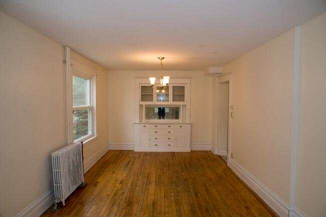 Dining room open with living room. - 1031 14th Ave SE