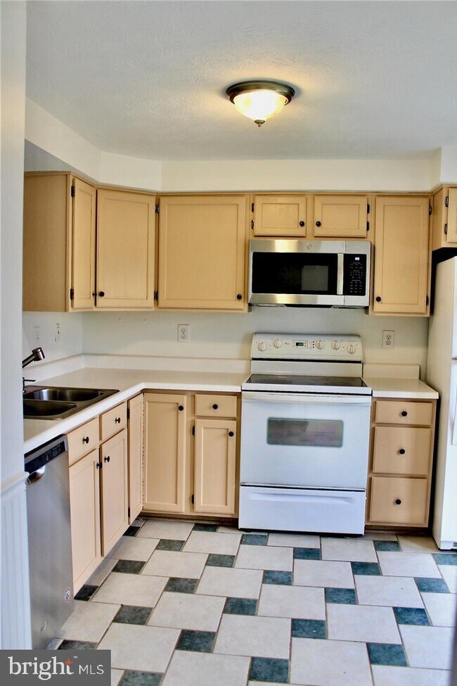 Building Photo - 933 Gainsborough Ct