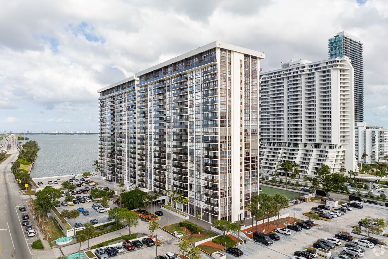 Photo - 600 NE 36th St (Miami, FL)