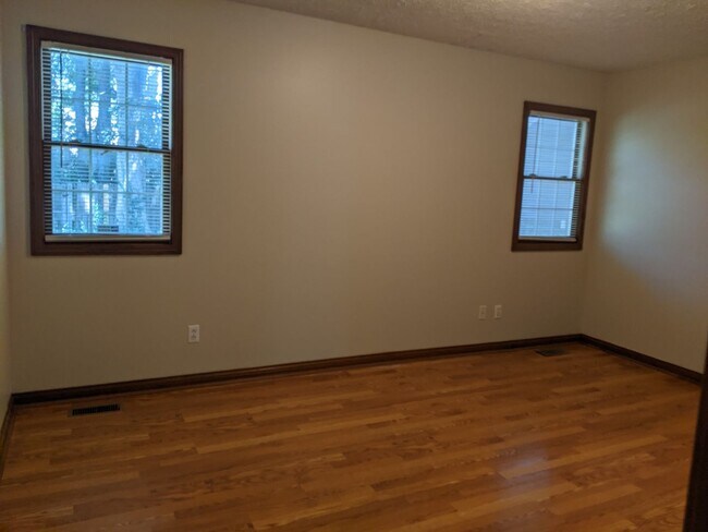 Building Photo - 3 Bedroom 2 Bathroom Home In Amber Woods E...